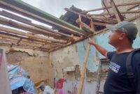 Warga menunjukan kondisi rumah milik Endang pasca ambruk diterjang angin dan hujan (foto: Abdul Kholilulloh)