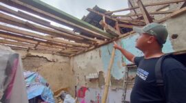 Warga menunjukan kondisi rumah milik Endang pasca ambruk diterjang angin dan hujan (foto: Abdul Kholilulloh)