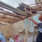 Warga menunjukan kondisi rumah milik Endang pasca ambruk diterjang angin dan hujan (foto: Abdul Kholilulloh)