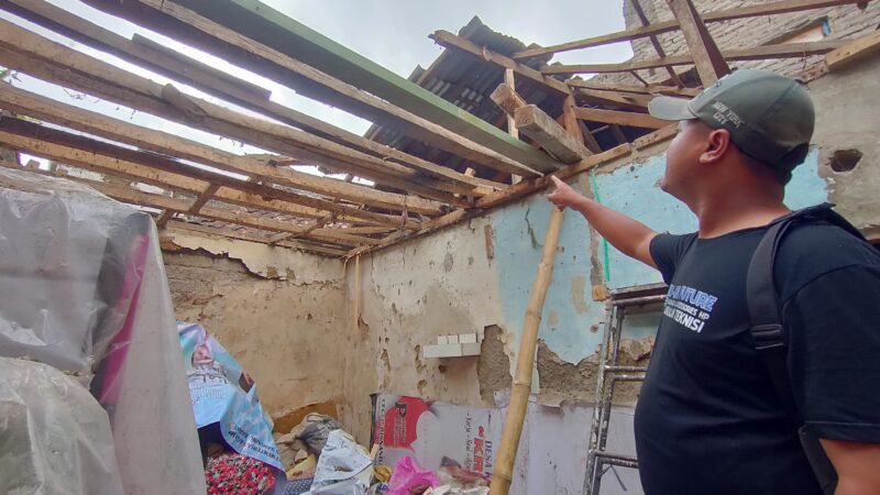 Warga menunjukan kondisi rumah Endang pasca ambruk bagian atap (foto: Abdul Kholilulloh)