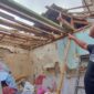 Warga menunjukan kondisi rumah Endang pasca ambruk bagian atap (foto: Abdul Kholilulloh)