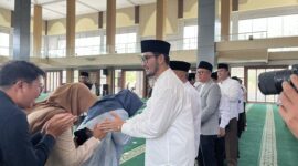 Bupati Bandung Barat, Jeje Ritchie Ismail saat menghadiri halal bihalal dengan ASN di masjis As-Sidiq (foto: Abdul Kholilulloh)