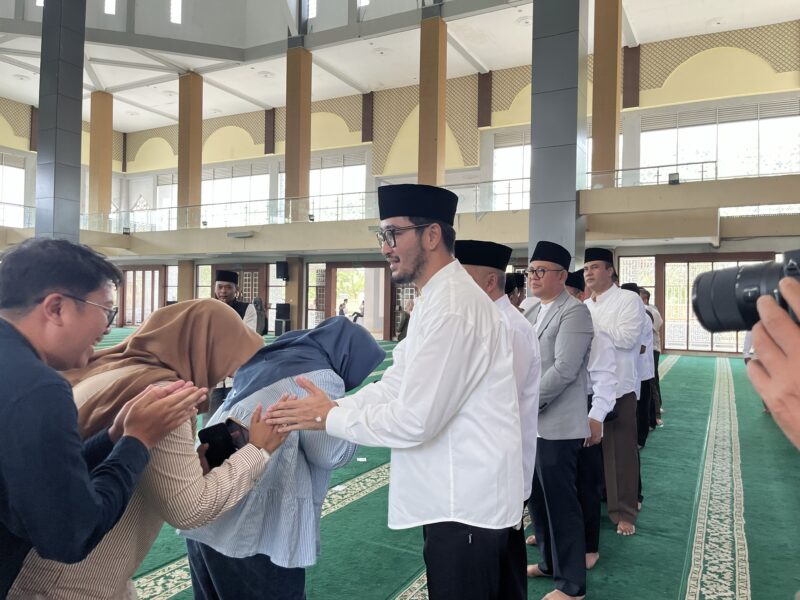 Bupati Bandung Barat, Jeje Ritchie Ismail saat menghadiri halal bihalal dengan ASN di masjis As-Sidiq (foto: Abdul Kholilulloh)