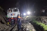 Petugas evakuasi Kereta Api Ciremai relasi Semarang Tawang–Bandung terjebak longsor di petak Jalan Maswati–Sasaksaat, Kabupaten Bandung Barat, Rabu (1/4/2026). foto: istimewa