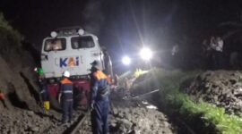 Petugas evakuasi Kereta Api Ciremai relasi Semarang Tawang–Bandung terjebak longsor di petak Jalan Maswati–Sasaksaat, Kabupaten Bandung Barat, Rabu (1/4/2026). foto: istimewa