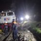 Petugas evakuasi Kereta Api Ciremai relasi Semarang Tawang–Bandung terjebak longsor di petak Jalan Maswati–Sasaksaat, Kabupaten Bandung Barat, Rabu (1/4/2026). foto: istimewa