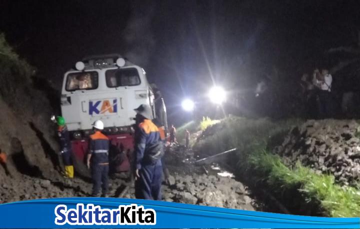 Petugas evakuasi Kereta Api Ciremai relasi Semarang Tawang–Bandung terjebak longsor di petak Jalan Maswati–Sasaksaat, Kabupaten Bandung Barat, Rabu (1/4/2026). foto: istimewa