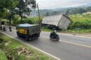 Truk box container alami kecelakaan lalu lintas terjadi di Jalan Raya Padalarang–Purwakarta, tepatnya di Desa Bojongkoneng, Kecamatan Ngamprah, Kabupaten Bandung Barat (foto: Abdul Kholilulloh)