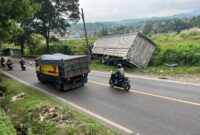 Truk box container alami kecelakaan lalu lintas terjadi di Jalan Raya Padalarang–Purwakarta, tepatnya di Desa Bojongkoneng, Kecamatan Ngamprah, Kabupaten Bandung Barat (foto: Abdul Kholilulloh)
