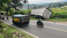 Truk box container alami kecelakaan lalu lintas terjadi di Jalan Raya Padalarang–Purwakarta, tepatnya di Desa Bojongkoneng, Kecamatan Ngamprah, Kabupaten Bandung Barat (foto: Abdul Kholilulloh)