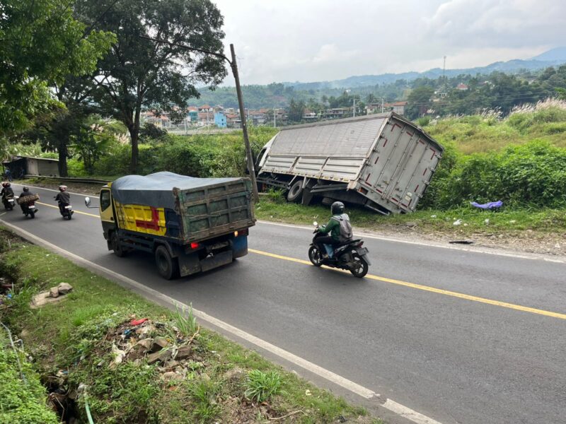 Truk box container alami kecelakaan lalu lintas terjadi di Jalan Raya Padalarang–Purwakarta, tepatnya di Desa Bojongkoneng, Kecamatan Ngamprah, Kabupaten Bandung Barat (foto: Abdul Kholilulloh)