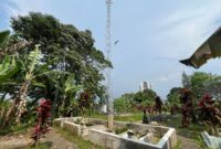 Lokasi pembangunan menara tower telekomunikasi milik PT Protelindo terletak bersampingan dengan TPU di Kampung Cijeungjing, Desa Kertamulya, Kecamatan Padalarang, Kabupaten Bandung Barat memicu polemik di tengah masyarakat (Foto: Abdul Kholilulloh)