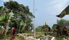 Lokasi pembangunan menara tower telekomunikasi milik PT Protelindo terletak bersampingan dengan TPU di Kampung Cijeungjing, Desa Kertamulya, Kecamatan Padalarang, Kabupaten Bandung Barat memicu polemik di tengah masyarakat (Foto: Abdul Kholilulloh)