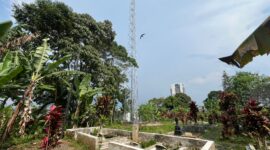 Lokasi pembangunan menara tower telekomunikasi milik PT Protelindo terletak bersampingan dengan TPU di Kampung Cijeungjing, Desa Kertamulya, Kecamatan Padalarang, Kabupaten Bandung Barat memicu polemik di tengah masyarakat (Foto: Abdul Kholilulloh)