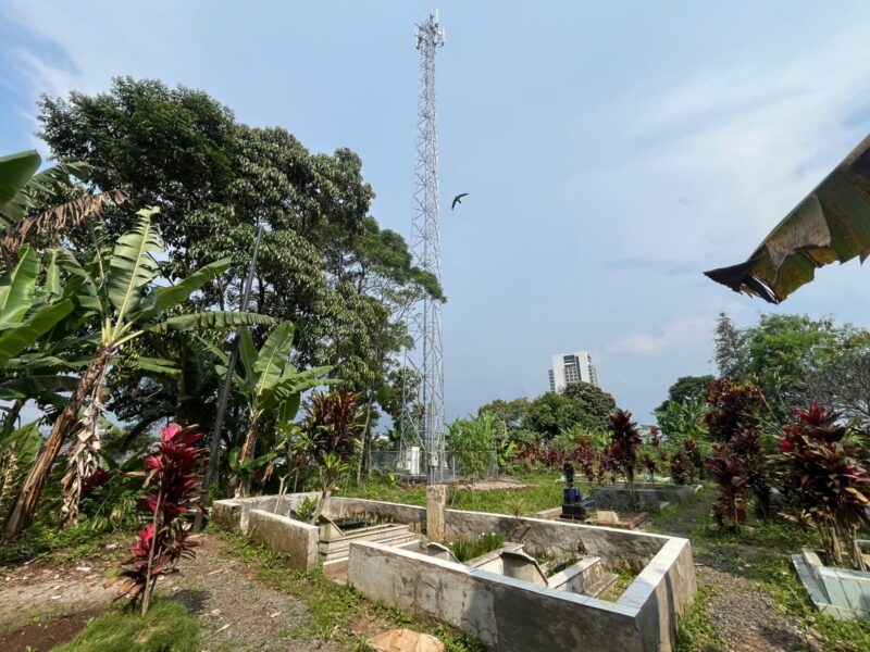 Lokasi pembangunan menara tower telekomunikasi milik PT Protelindo terletak bersampingan dengan TPU di Kampung Cijeungjing, Desa Kertamulya, Kecamatan Padalarang, Kabupaten Bandung Barat memicu polemik di tengah masyarakat (Foto: Abdul Kholilulloh)