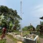 Lokasi pembangunan menara tower telekomunikasi milik PT Protelindo terletak bersampingan dengan TPU di Kampung Cijeungjing, Desa Kertamulya, Kecamatan Padalarang, Kabupaten Bandung Barat memicu polemik di tengah masyarakat (Foto: Abdul Kholilulloh)