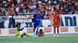 Penampilan impresif Adam Alis kembali terlihat pada menit ke-38 (foto: Persib.co.id)