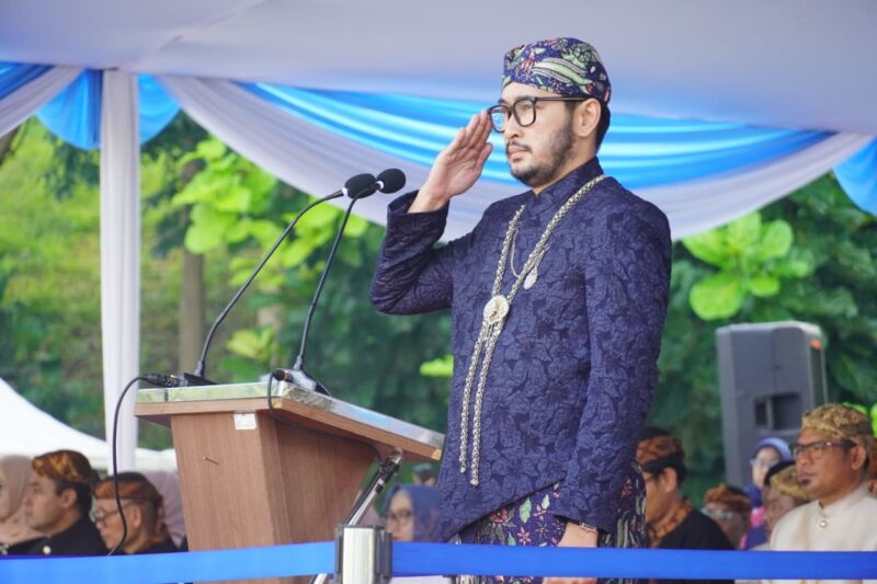 Bupati Bandung Barat Jeje Ritchie Ismail pimpin upacara Hardiknas dan Harkitnas 2026 di Lapangan plaza Mekarsari Pemkab Bandung Barat (foto: Prokompim KBB/ Sukma Tampan)