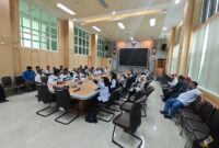 Puluhan pengurus RT dan RW Kabupaten Bandung Barat mendatangi Kantor Pemkab Bandung Barat untuk menuntut pencairan dana insentif yang tertunda selama lima bulan (foto: Abdul Kholilulloh)