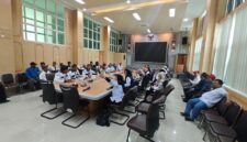Puluhan pengurus RT dan RW Kabupaten Bandung Barat mendatangi Kantor Pemkab Bandung Barat untuk menuntut pencairan dana insentif yang tertunda selama lima bulan (foto: Abdul Kholilulloh)