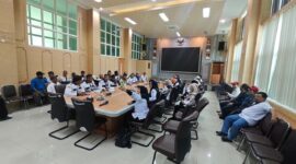 Puluhan pengurus RT dan RW Kabupaten Bandung Barat mendatangi Kantor Pemkab Bandung Barat untuk menuntut pencairan dana insentif yang tertunda selama lima bulan (foto: Abdul Kholilulloh)
