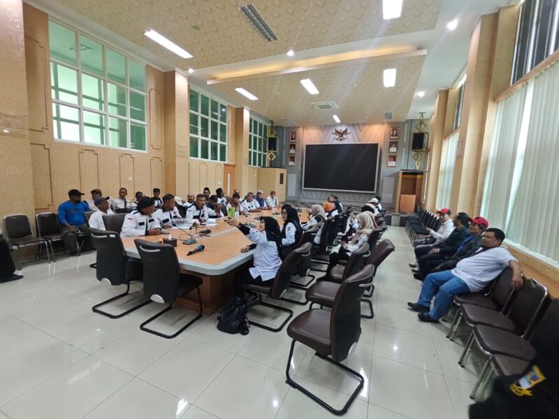 Puluhan pengurus RT dan RW Kabupaten Bandung Barat mendatangi Kantor Pemkab Bandung Barat untuk menuntut pencairan dana insentif yang tertunda selama lima bulan (foto: Abdul Kholilulloh)