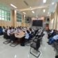 Puluhan pengurus RT dan RW Kabupaten Bandung Barat mendatangi Kantor Pemkab Bandung Barat untuk menuntut pencairan dana insentif yang tertunda selama lima bulan (foto: Abdul Kholilulloh)