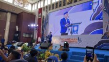Ketua Umum DPP PAN, Zulkifli Hasan memberikan arahan kepada ribuan kader PAN se Jawa Barat (foto : Abdul Kholilulloh/sekitarkita.id)