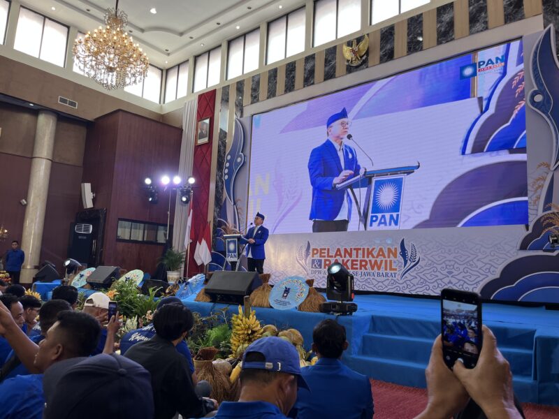 Ketua Umum DPP PAN, Zulkifli Hasan memberikan arahan kepada ribuan kader PAN se Jawa Barat (foto : Abdul Kholilulloh/sekitarkita.id)