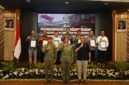 Sesi swafoto Bupati Bandung Barat, Jeje Ritchie Ismail, bersama Wakil Danjen (Wadanjen) Kopassus, Sekretaris Kementerian Koordinator (Sesmenko) Infrastruktur dan Pembangunan Kewilayahan, Sekretaris Jenderal (Sekjen) Kementerian Pertahanan, serta Asisten Perekonomian dan Pembangunan (Asda II) Provinsi Jawa Barat. (Foto: Prokompim KBB)