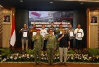 Sesi swafoto Bupati Bandung Barat, Jeje Ritchie Ismail, bersama Wakil Danjen (Wadanjen) Kopassus, Sekretaris Kementerian Koordinator (Sesmenko) Infrastruktur dan Pembangunan Kewilayahan, Sekretaris Jenderal (Sekjen) Kementerian Pertahanan, serta Asisten Perekonomian dan Pembangunan (Asda II) Provinsi Jawa Barat. (Foto: Prokompim KBB)