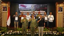 Sesi swafoto Bupati Bandung Barat, Jeje Ritchie Ismail, bersama Wakil Danjen (Wadanjen) Kopassus, Sekretaris Kementerian Koordinator (Sesmenko) Infrastruktur dan Pembangunan Kewilayahan, Sekretaris Jenderal (Sekjen) Kementerian Pertahanan, serta Asisten Perekonomian dan Pembangunan (Asda II) Provinsi Jawa Barat. (Foto: Prokompim KBB)