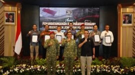 Sesi swafoto Bupati Bandung Barat, Jeje Ritchie Ismail, bersama Wakil Danjen (Wadanjen) Kopassus, Sekretaris Kementerian Koordinator (Sesmenko) Infrastruktur dan Pembangunan Kewilayahan, Sekretaris Jenderal (Sekjen) Kementerian Pertahanan, serta Asisten Perekonomian dan Pembangunan (Asda II) Provinsi Jawa Barat. (Foto: Prokompim KBB)