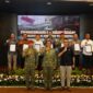 Sesi swafoto Bupati Bandung Barat, Jeje Ritchie Ismail, bersama Wakil Danjen (Wadanjen) Kopassus, Sekretaris Kementerian Koordinator (Sesmenko) Infrastruktur dan Pembangunan Kewilayahan, Sekretaris Jenderal (Sekjen) Kementerian Pertahanan, serta Asisten Perekonomian dan Pembangunan (Asda II) Provinsi Jawa Barat. (Foto: Prokompim KBB)