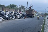 Petugas UPT Kebersihan DLH KBB menarik tumpukan sampah pasca viral di Kampung Tanjakan Mama Utara, Desa Sukatani, Kecamatan Ngamprah, Kabupaten Bandung Barat (foto: Abdul Kholilulloh)