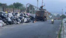 Petugas UPT Kebersihan DLH KBB menarik tumpukan sampah pasca viral di Kampung Tanjakan Mama Utara, Desa Sukatani, Kecamatan Ngamprah, Kabupaten Bandung Barat (foto: Abdul Kholilulloh) 