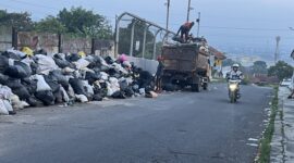 Petugas UPT Kebersihan DLH KBB menarik tumpukan sampah pasca viral di Kampung Tanjakan Mama Utara, Desa Sukatani, Kecamatan Ngamprah, Kabupaten Bandung Barat (foto: Abdul Kholilulloh) 