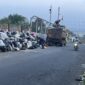 Petugas UPT Kebersihan DLH KBB menarik tumpukan sampah pasca viral di Kampung Tanjakan Mama Utara, Desa Sukatani, Kecamatan Ngamprah, Kabupaten Bandung Barat (foto: Abdul Kholilulloh) 