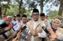 Bupati Bandung Barat, Jeje Ritchie Ismail melepas 89 calon jamaah haji (foto: Abdul Kholilulloh)