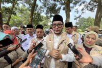 Bupati Bandung Barat, Jeje Ritchie Ismail melepas 89 calon jamaah haji (foto: Abdul Kholilulloh)