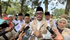 Bupati Bandung Barat, Jeje Ritchie Ismail melepas 89 calon jamaah haji (foto: Abdul Kholilulloh)