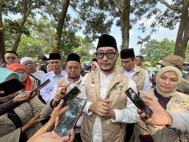 Bupati Bandung Barat, Jeje Ritchie Ismail melepas 89 calon jamaah haji (foto: Abdul Kholilulloh)
