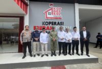 Pangdam III/Siliwangi Mayjen TNI Kosasih, didampingi Wakil Gubernur Jawa Barat, unsur Forkopimda Jawa Barat, Walikota Cimahi, Wakil Bupati Bandung Barat, Jajaran PJU Polres Cimahi, Kades Cilame saat konfrensi pers usai peluncuran KDKMP di Desa Cilame, Ngamprah KBB (Foto: Abdul Kholilulloh)