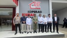 Pangdam III/Siliwangi Mayjen TNI Kosasih, didampingi Wakil Gubernur Jawa Barat, unsur Forkopimda Jawa Barat, Walikota Cimahi, Wakil Bupati Bandung Barat, Jajaran PJU Polres Cimahi, Kades Cilame saat konfrensi pers usai peluncuran KDKMP di Desa Cilame, Ngamprah KBB (Foto: Abdul Kholilulloh)