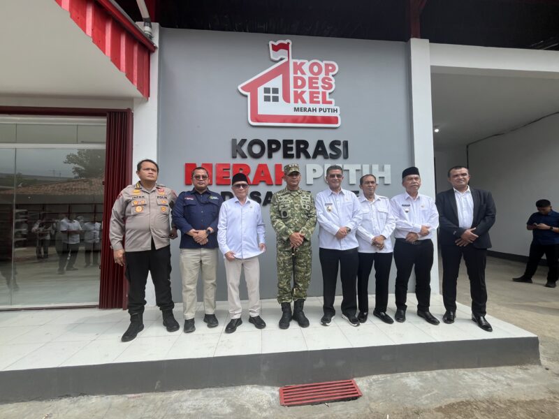 Pangdam III/Siliwangi Mayjen TNI Kosasih, didampingi Wakil Gubernur Jawa Barat, unsur Forkopimda Jawa Barat, Walikota Cimahi, Wakil Bupati Bandung Barat, Jajaran PJU Polres Cimahi, Kades Cilame saat konfrensi pers usai peluncuran KDKMP di Desa Cilame, Ngamprah KBB (Foto: Abdul Kholilulloh)