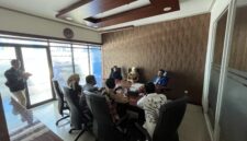 Sekretaris DPD PAN KBB, Asep Muslim, usai menerima kunjungan roadshow Komisi Pemilihan Umum dan Kesbangpol di Sekretariat DPD PAN KBB, Jalan Raya Padalarang, Selasa (19/5/2026). Foto: Abdul Kholilulloh