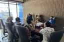 Sekretaris DPD PAN KBB, Asep Muslim, menerima kunjungan roadshow Komisi Pemilihan Umum dan Kesbangpol di Sekretariat DPD PAN KBB, Jalan Raya Padalarang, Selasa (19/5/2026). Foto: Abdul Kholilulloh