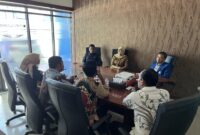 Sekretaris DPD PAN KBB, Asep Muslim, menerima kunjungan roadshow Komisi Pemilihan Umum dan Kesbangpol di Sekretariat DPD PAN KBB, Jalan Raya Padalarang, Selasa (19/5/2026). Foto: Abdul Kholilulloh