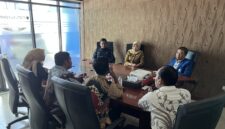 Sekretaris DPD PAN KBB, Asep Muslim, menerima kunjungan roadshow Komisi Pemilihan Umum dan Kesbangpol di Sekretariat DPD PAN KBB, Jalan Raya Padalarang, Selasa (19/5/2026). Foto: Abdul Kholilulloh