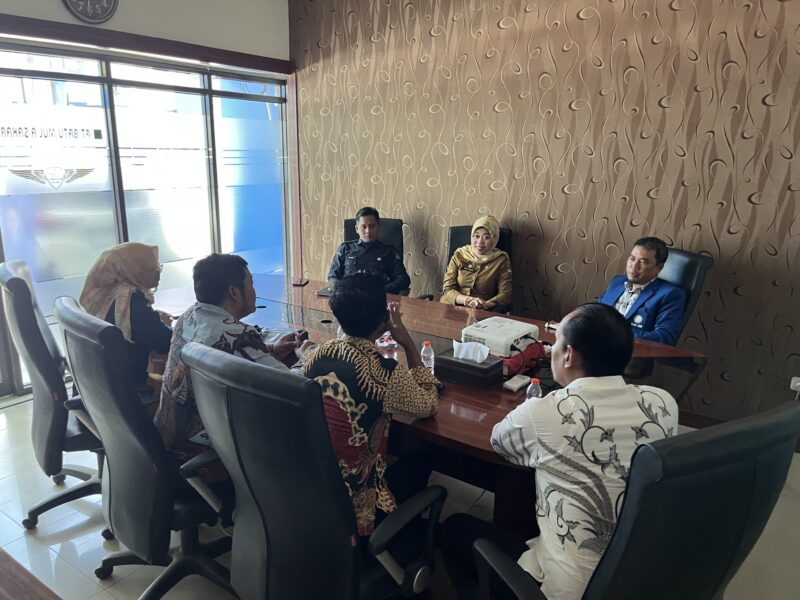 Sekretaris DPD PAN KBB, Asep Muslim, menerima kunjungan roadshow Komisi Pemilihan Umum dan Kesbangpol di Sekretariat DPD PAN KBB, Jalan Raya Padalarang, Selasa (19/5/2026). Foto: Abdul Kholilulloh